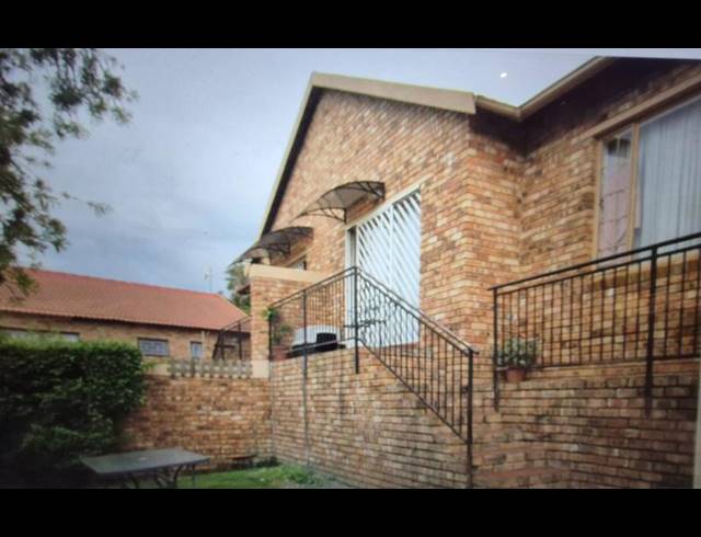 2 BEDROOM TOWNHOUSE FOR SALE IN WILGEHEUWEL